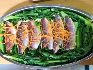 8、馋嘴版家庭烤鱼,码在鱼的外围，加点胡萝卜丝和葱丝。