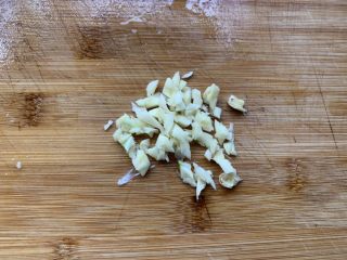 1、剁椒鱼头,先准备小料:蒜头切末