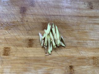 2、剁椒鱼头,生姜切丝