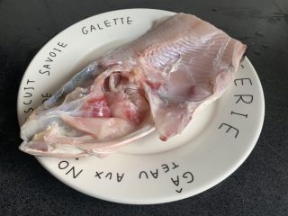 5、剁椒鱼头,装盘中