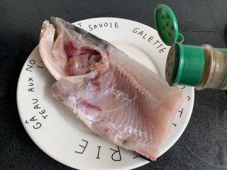 7、剁椒鱼头,撒上胡椒粉