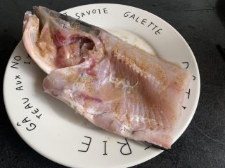 8、剁椒鱼头,表面都均匀的撒上