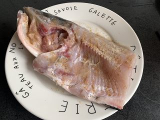 9、剁椒鱼头,然后撒上十三香