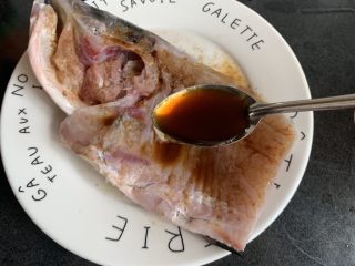 11、剁椒鱼头,一勺耗油,涂抹均匀