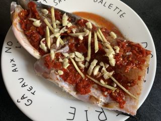 13、剁椒鱼头,最后撒上姜丝蒜末