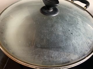 14、剁椒鱼头,锅内加水烧开