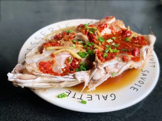 17、剁椒鱼头,出锅啦,撒上葱花即可