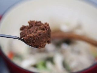 1、肥牛粉丝煲,放入一小勺黄豆酱