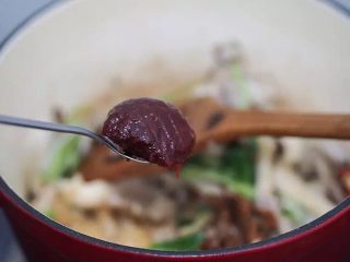 2、肥牛粉丝煲,放入一小勺韩式辣酱