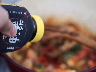 3、肥牛粉丝煲,加入酱油心生