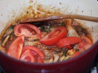 4、肥牛粉丝煲,加入番茄炒匀