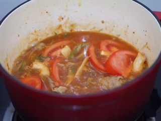 5、肥牛粉丝煲,放入适量清水，煮沸。