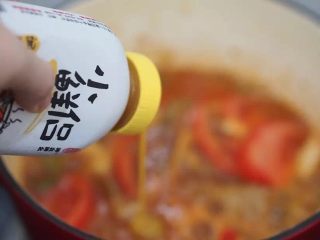 6、肥牛粉丝煲,加入小鲜侶调味