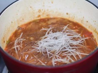 7、肥牛粉丝煲,加入提前泡软沥干的粉丝