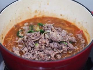8、肥牛粉丝煲,放入炒好的肥牛