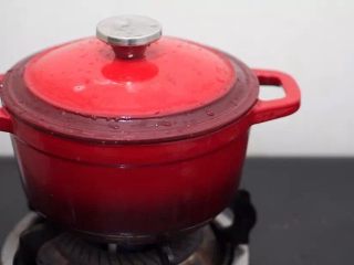 9、肥牛粉丝煲,盖上盖子，煮2－5分钟