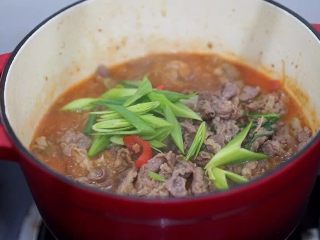 10、肥牛粉丝煲,出锅前，放入青蒜叶