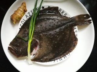 1、清蒸多宝鱼,准备食材如图。