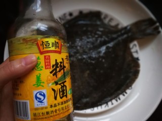 3、清蒸多宝鱼,先处理鱼：1汤匙料酒抹匀。