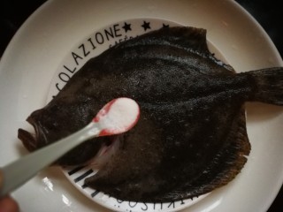 4、清蒸多宝鱼,加一茶匙盐。