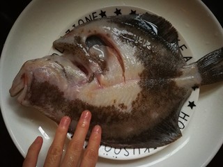 5、清蒸多宝鱼,上下两面涂匀。