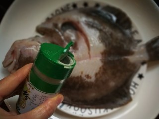 6、清蒸多宝鱼,1茶匙胡椒粉涂匀。