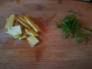 7、清蒸多宝鱼,生姜切片，葱叶用手撕开自然卷起。