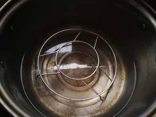 8、清蒸多宝鱼,蒸锅里提前烧开水。