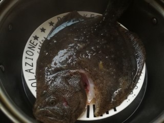 9、清蒸多宝鱼,碗底垫上生姜，水开后将鱼放在蒸架上大火蒸，鱼上面也撒上几片生姜去腥。