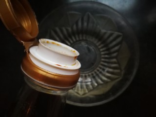 10、清蒸多宝鱼,蒸鱼期间调碗酱汁，1汤匙蒸鱼豉油。