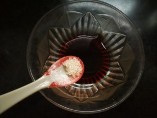 11、清蒸多宝鱼,加入半茶匙白糖。