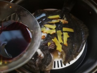 13、清蒸多宝鱼,大火蒸5分钟后，开盖将碗底的汤汁倒掉，这个比较腥，再淋入调好的酱汁继续大火蒸七八分钟。