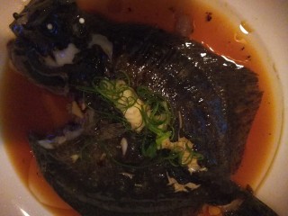 14、清蒸多宝鱼,蒸好后将鱼移到大盘里点缀上葱花卷，因为鱼大锅小，只能先用小盘子蒸熟再移。