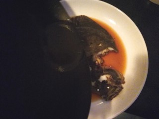 15、清蒸多宝鱼,锅里热适量油，烧至冒烟淋在蒸好的鱼上滋啦滋啦的，很喜欢这声音！哦哦，晚上厨房光线很差劲。