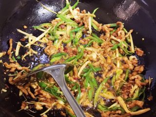 8、香辣豆腐干炒肉丝,一起翻炒,炒香配菜。