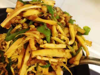 12、香辣豆腐干炒肉丝,调入适量盐味和少量鸡精。