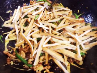 10、香辣豆腐干炒肉丝,最后放入豆腐干。