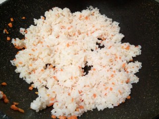 11、炒饭秀什锦蛋炒饭,下米饭不断翻炒变散