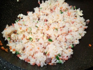 12、炒饭秀什锦蛋炒饭,最后加炒好的鸡蛋，黄瓜，火腿肠，酱牛肉翻炒