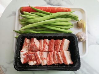 1、四季豆烧排骨,准备食材。