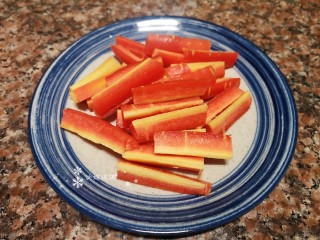 3、四季豆烧排骨,将胡萝卜洗净切成条备用。