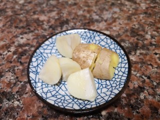 5、四季豆烧排骨,将大蒜和生姜切块备用。