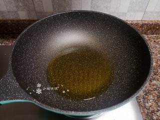 6、四季豆烧排骨,热锅倒油烧至八成热。