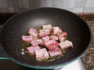 7、四季豆烧排骨,放入排骨煸炒一会儿，煸干水份。