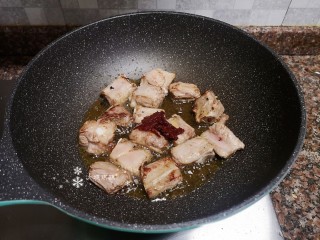 8、四季豆烧排骨,放入一勺豆瓣酱翻炒出香味。