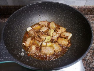 9、四季豆烧排骨,放入生姜大蒜和适量花椒翻炒均匀。