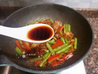 13、四季豆烧排骨,起锅前倒入适量生抽翻炒均匀即可出锅。