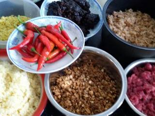 1、香辣牛肉酱,将新鲜牛肉洗净，改刀切成丁。分别将大蒜、生姜、香菇脚、萝卜干剁碎待用。