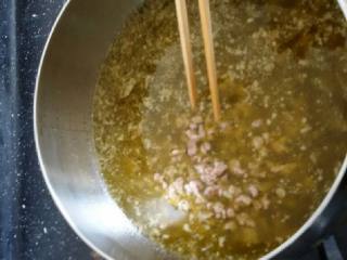 2、香辣牛肉酱,锅内下油，烧至七成热，下牛肉丁中火炸至焦黃即可出锅。