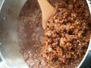 3、香辣牛肉酱,将锅内油沥出三分之一，放入切好的蒜姜等各种末，加辣椒粉和豆鼓，不断翻炒香至，加入炸好的牛肉丁，不断翻炒至入味。